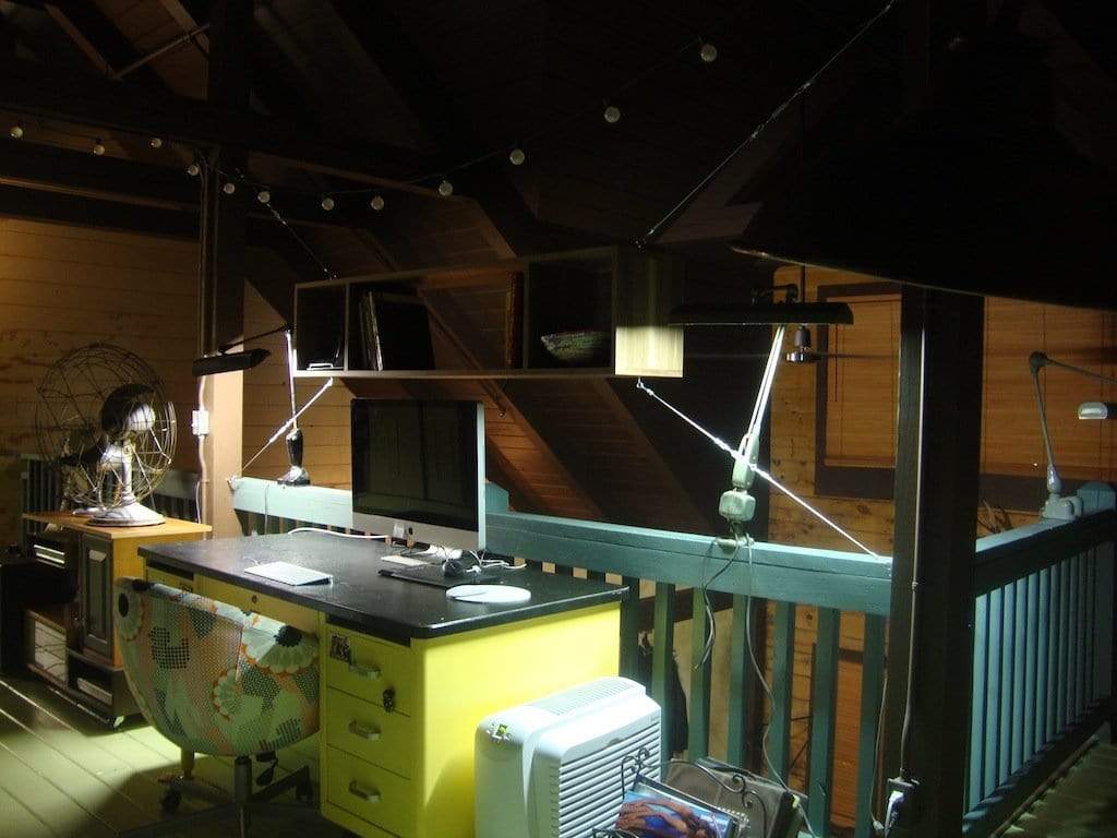 Cable-suspended cabinet