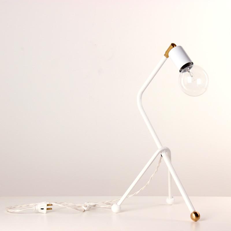 Tripod desk lamp Gloss White / Brass / Brass socket onefortythree