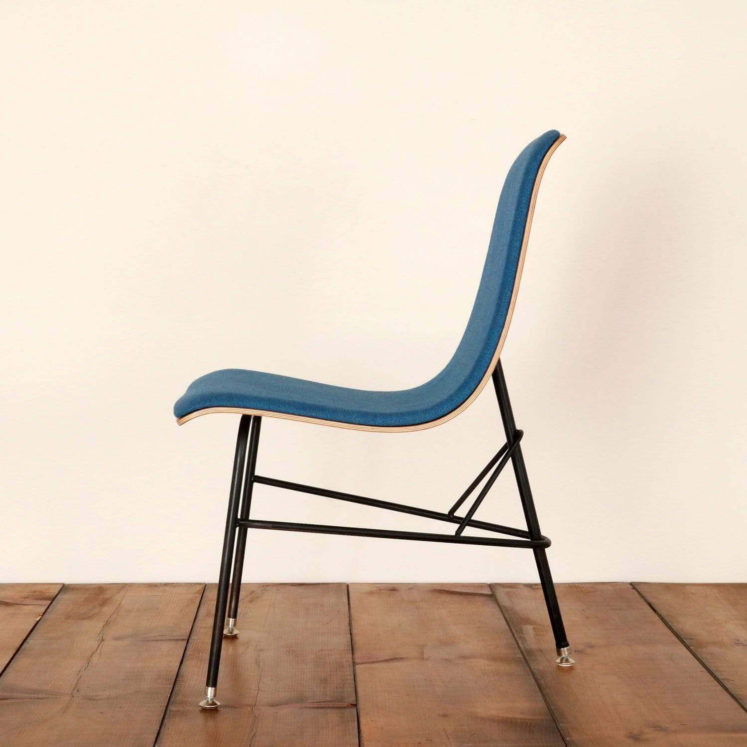 Fully upholstered tripod chair