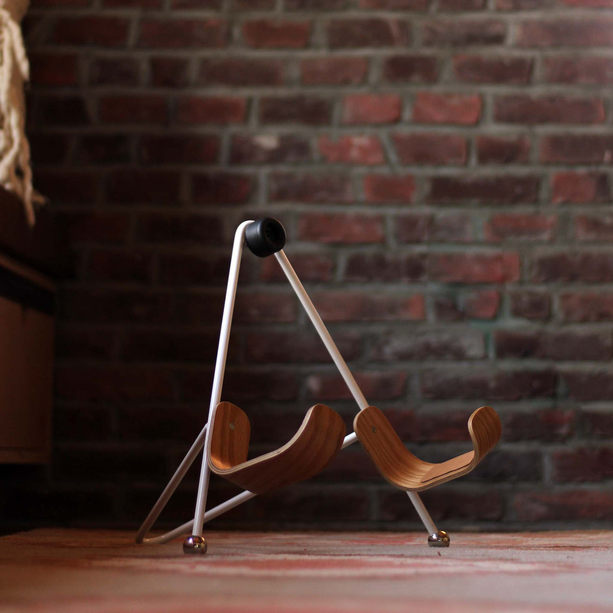 onefortythree wood guitar stand