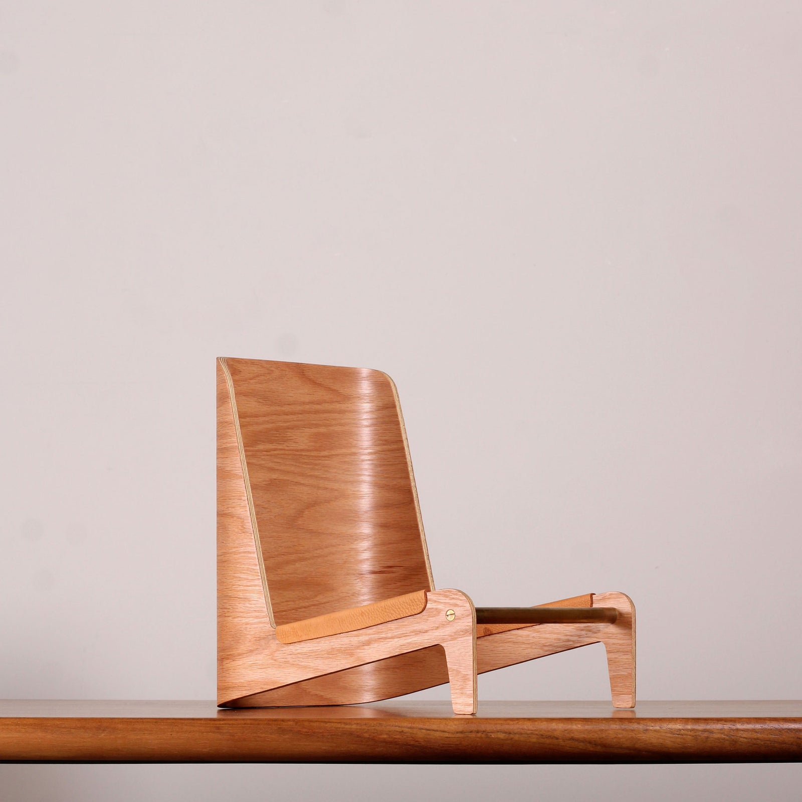 Vinyl Stand Oak w/ saddle leather