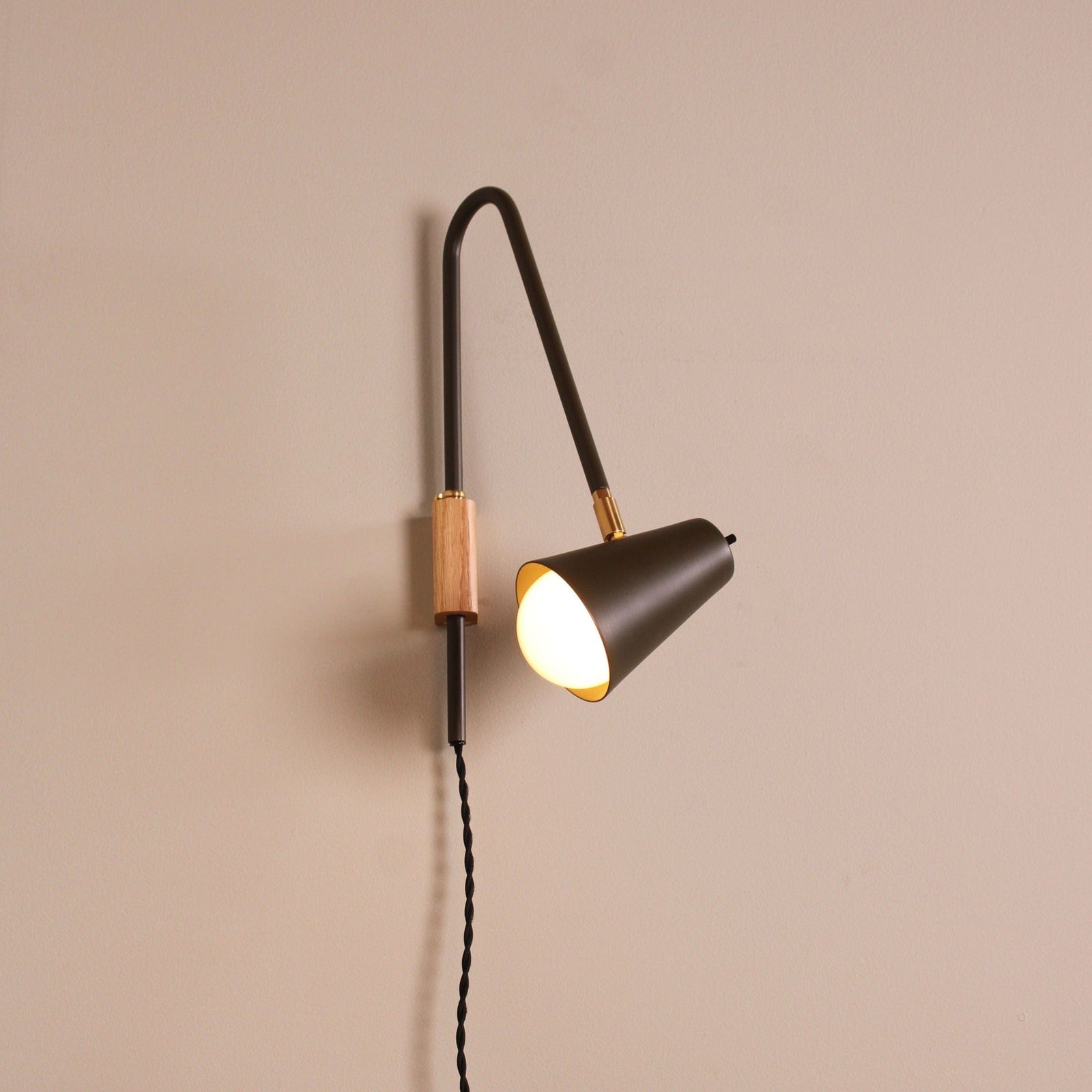 Wallace lamp Brass lamp and shade / Brass hardware / Metal (same as lamp) onefortythree