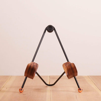 Acoustic guitar stand Black / Teak / Brass feet onefortythree