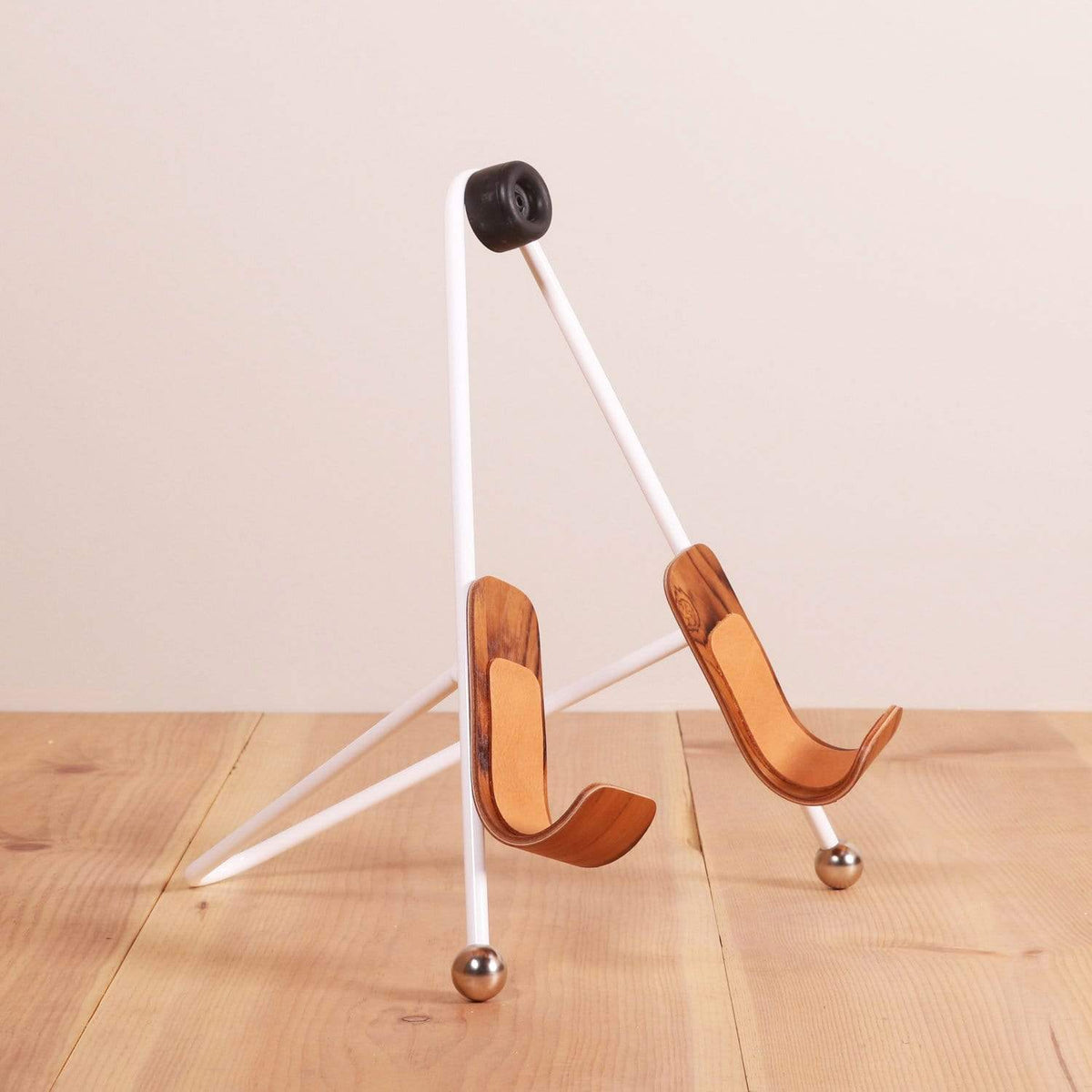 Electric guitar stand onefortythree