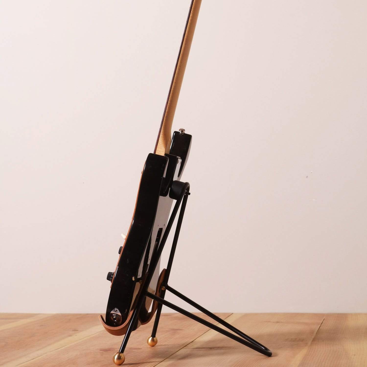 Electric guitar stand onefortythree